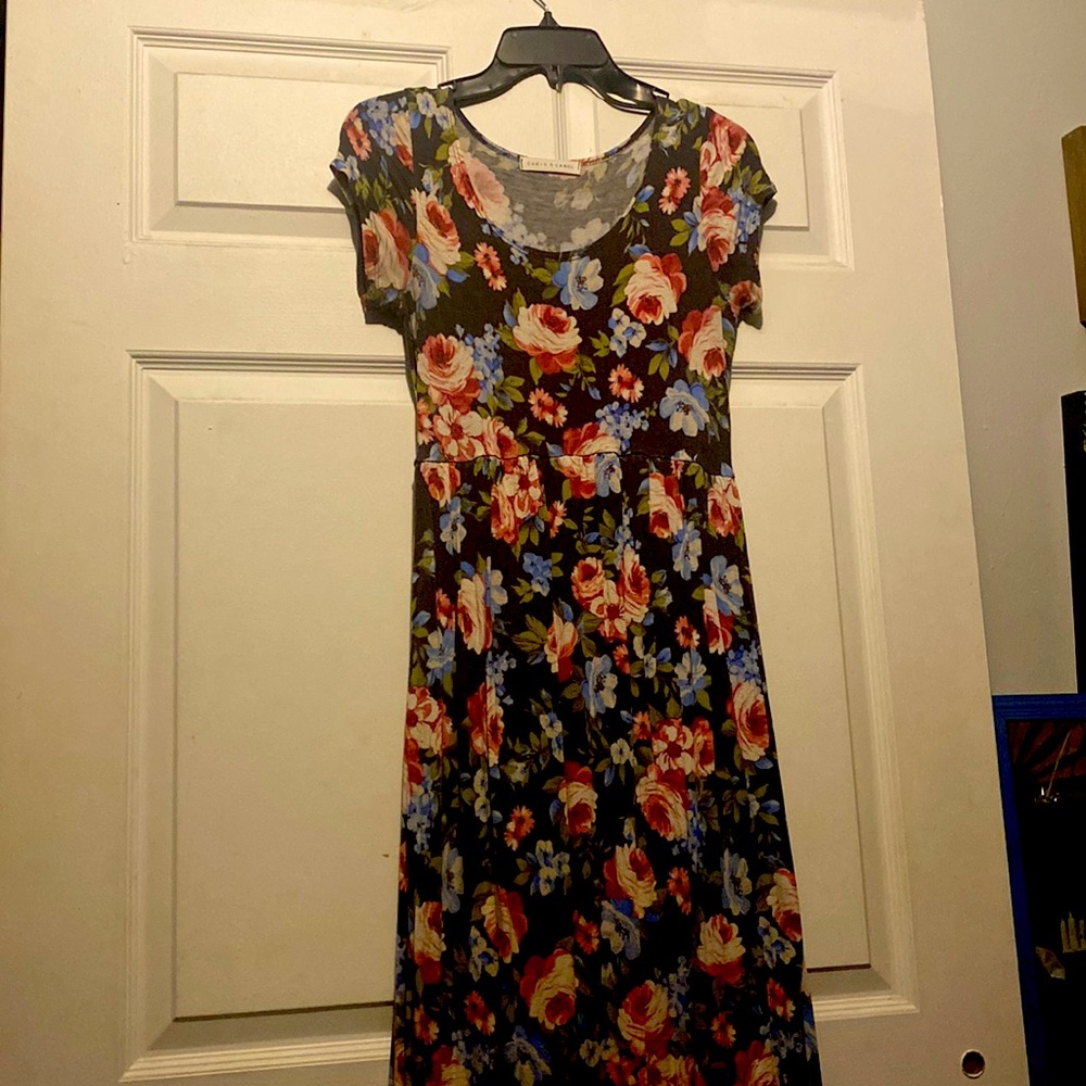 Brand: Chris and Carol Size: M Color: Black/ Floral print